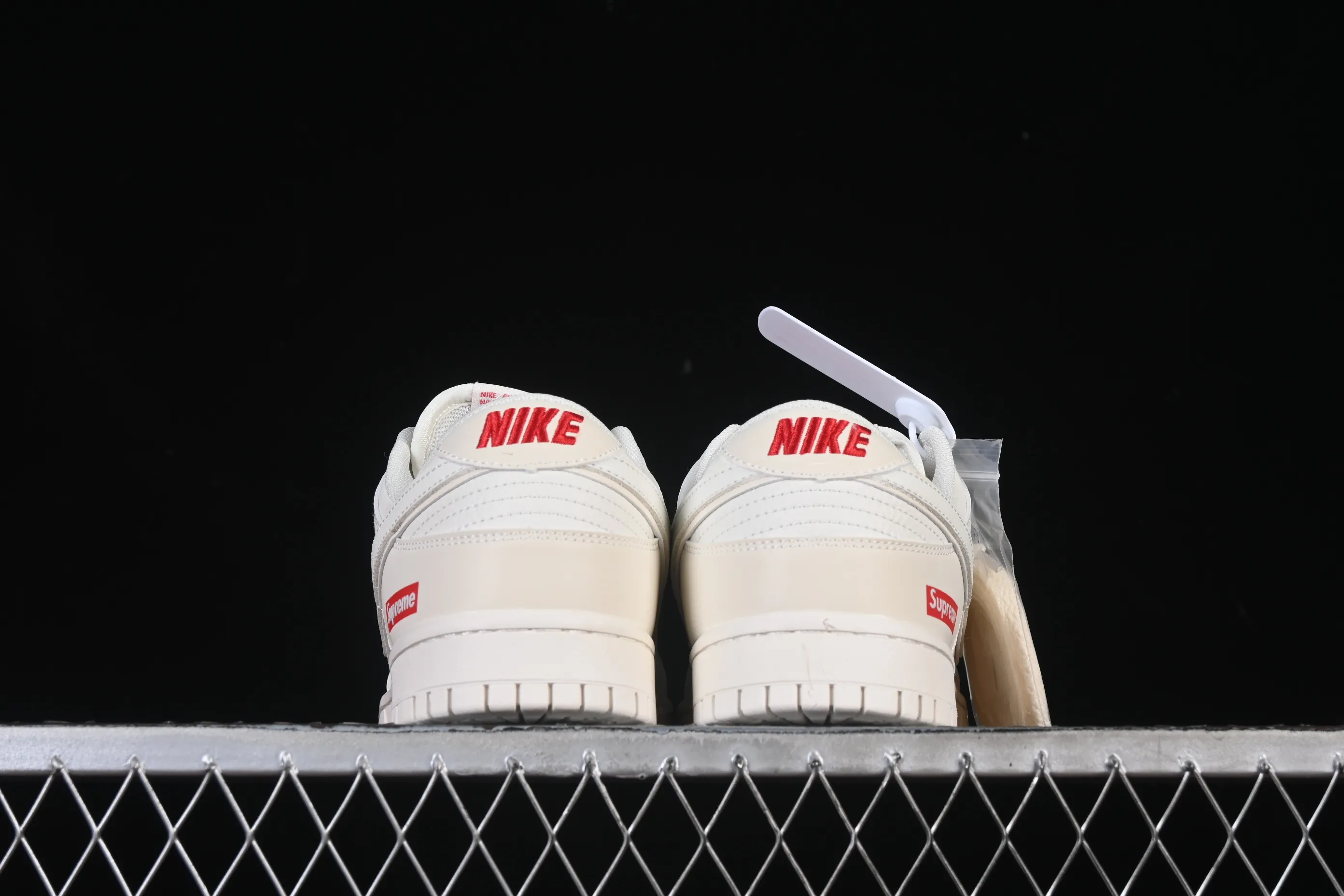 All categories Nk SB Dunk Series Nk SB Dunk Low High-end customized low-top sneakers Nike SB Dunk Low Supreme co-branded off-white red hook Anniversary high-end customized low-top casual sneakers CS1688-109